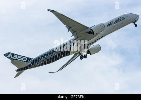 Berlino, Germania - 02 giugno 2016: dimostrazione di volo Airbus A350 XVB. Mostra ILA Berlin Air Show 2016 Foto Stock