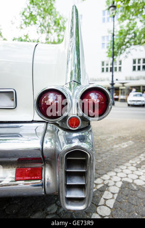 Le luci di stop posteriori di full-size auto di lusso Cadillac Fleetwood serie 70 Eldorado Brougham, 1957. Foto Stock