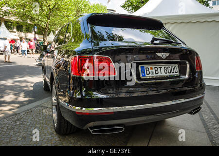Berlino - Giugno 05, 2016: ultra lusso crossover SUV Bentley Bentayga, 2016. Vista posteriore. Classic giorni Berlino 2016. Foto Stock