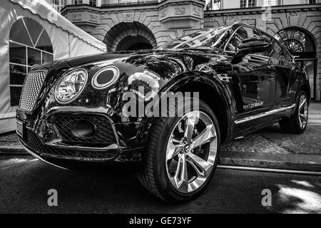 Berlino - Giugno 05, 2016: ultra lusso crossover SUV Bentley Bentayga, 2016. In bianco e nero. Classic giorni Berlino 2016. Foto Stock