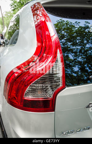 Berlino - Giugno 05, 2016: Stoplamp di medio-piccole dimensioni lusso crossover SUV Volvo XC90. Classic giorni Berlino 2016. Foto Stock