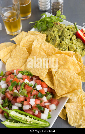 Piatto di guacamole e Pico de Gallo e tortilla chips Foto Stock