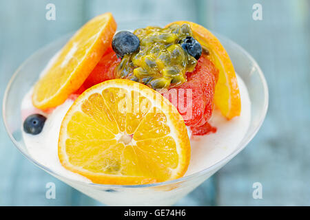 Sorbetto di fragole e frutti tropicali sul gelato Foto Stock