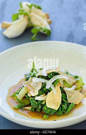 Insalata di crescione appassito, cavolo cinese, alii i funghi e la cipolla in una zenzero salsa shoyu Foto Stock