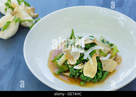 Insalata di crescione appassito, cavolo cinese, alii i funghi e la cipolla in una zenzero salsa shoyu Foto Stock