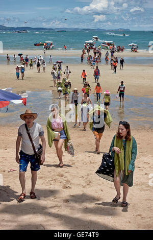 Un folto gruppo di turisti cinesi di ritorno da un viaggio in barca. Pattaya Thailandia Sudest Asiatico. Foto Stock