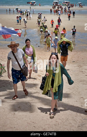 Un folto gruppo di turisti cinesi di ritorno da un viaggio in barca. Pattaya Thailandia Sudest Asiatico. Foto Stock