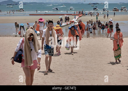 Un folto gruppo di turisti cinesi di ritorno da un viaggio in barca. Pattaya Thailandia Sudest Asiatico. Foto Stock