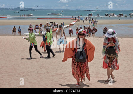 Un folto gruppo di turisti cinesi di ritorno da un viaggio in barca. Pattaya Thailandia Sudest Asiatico. Foto Stock