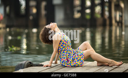 Giovane bella donna asiatica che posano su un fiume di legno Pier. Foto Stock