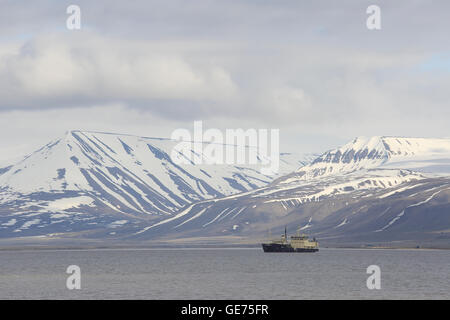 Vista di una nave nel porto di Longyearbyen Svalbard Foto Stock