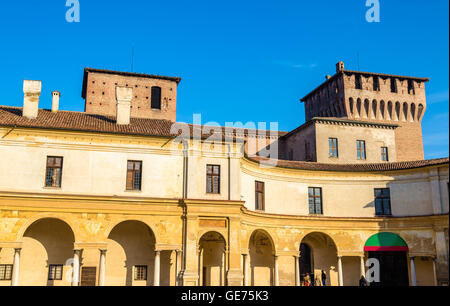 Vista del Palazzo Ducale su Piazza Castello a Mantova - Italia Foto Stock