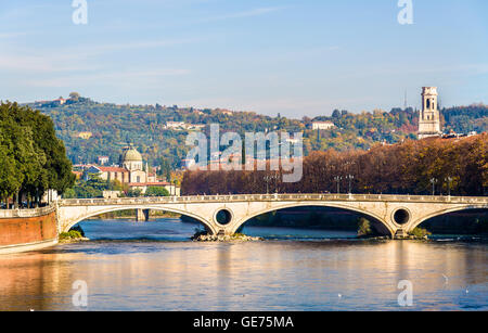 Vista del Ponte della Vittoria in Verona Foto Stock