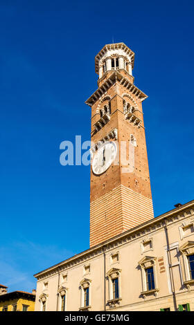 Torre dell'orologio del Palazzo della Ragione di Verona - Italia Foto Stock