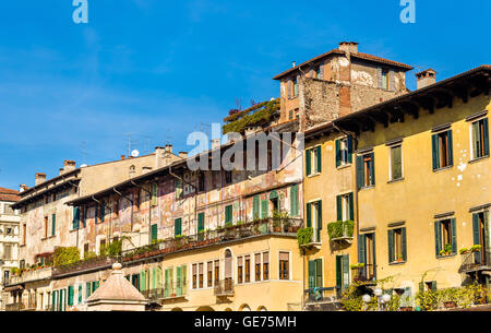 Edifici sulla Piazza delle Erbe di Verona - Italia Foto Stock