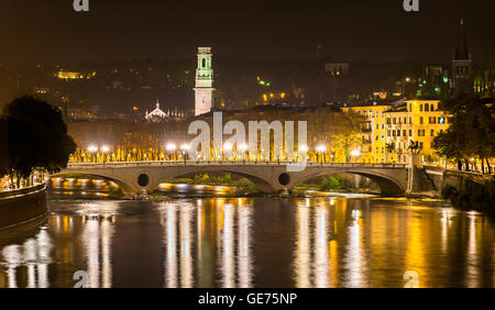 Ponte della Vittoria e un ponte di Verona - Italia Foto Stock