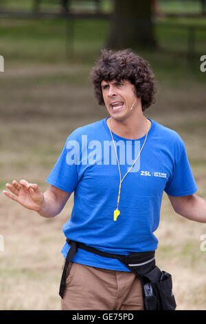 Hertfordshire, Inghilterra, circa del luglio 2016, Andy giorno, attore e wildlife presenter in un live show della fauna selvatica Foto Stock