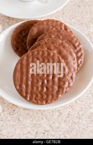 Il cioccolato al latte coperto sweetmeal digestivi o integrale biscotti Foto Stock