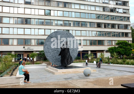 Statua di Pioneer infermiera in guerra di Crimea seacole Maria nel parco di San Tommaso ospedale nhs London UK Luglio 2016 Foto Stock