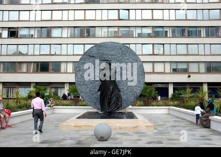 Statua di Pioneer infermiera in guerra di Crimea seacole Maria nel parco di San Tommaso ospedale nhs London UK Luglio 2016 Foto Stock