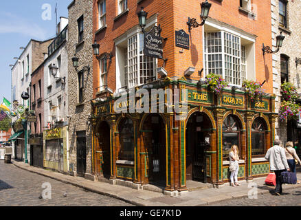 Irlanda, Dublino, Temple Bar, piastrelle in parte anteriore del Quays Bar Foto Stock