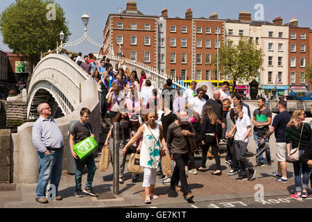 Irlanda, Dublino, folla di visitatori su1816 Halfpenny ponte sopra il fiume Liffey Foto Stock