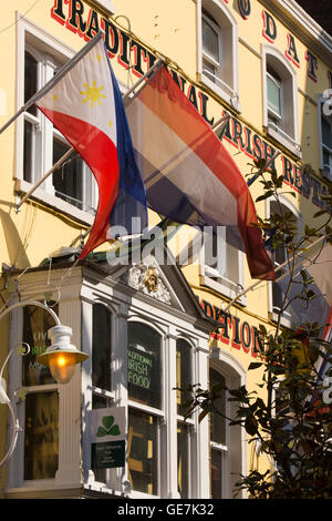 Irlanda, Dublino, Temple Bar, Oliver St John Gogarty Bar, bandiere al di fuori del pub Foto Stock