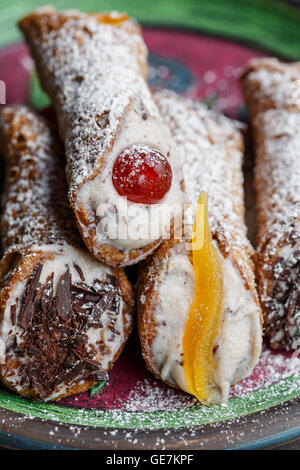 Cannoli siciliani (pasta fritta rotoli riempiti con crema di ricotta, Italia) Foto Stock
