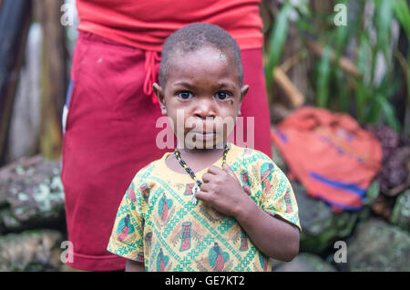 Wamena, West Papaua, Jayapura - 13 Febbraio 2016: Dani tribe boy nel suo villaggio domestico Foto Stock