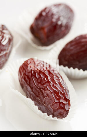 Medjool date in casi di cioccolato Foto Stock