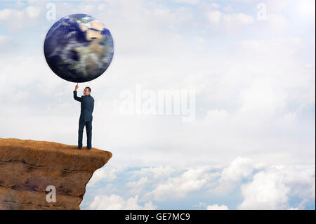 Ambientali a livello globale il concetto di business imprenditore terra rotante su un dito Foto Stock