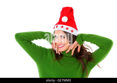Una foto di felice giovane donna indossa Santa hat. Bella femmina è in verde turtleneck maglione. Ella è in piedi isolato su whi Foto Stock