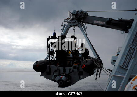 AJAXNETPHOTO. 1A maggio, 2008, LARGS, Scozia. - Nuovo tipo 45 Cacciatorpediniere Audace (NON ANCORA HMS), su prove in mare-RIB DI LANCIO PER UOMO A MARE DEMO. Foto:JONATHAN EASTLAND/AJAX REF:RD280105 1534 Foto Stock