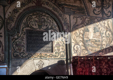 Decorazione dipinta sulla parte interna dell'et' hem Bey Moschea di Piazza Skanderbeg, Tirana, Albania, Foto Stock