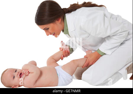 Una foto di una donna felice pediatra giocando con baby boy medico è tenendo le gambe del bambino sono isolate Foto Stock