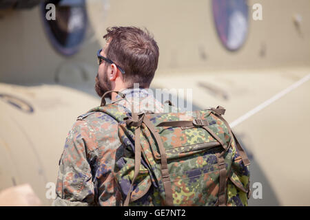 Soldato tedesco va alla zona di conflitto Foto Stock