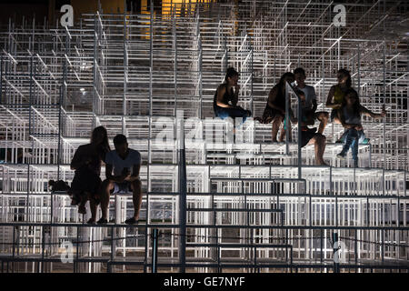 Il Cloud Pavilion installazione d arte progettato dall architetto Sou Fujimoto, sul bordo della Piazza Skanderbeg, Tirana, Albania, Foto Stock