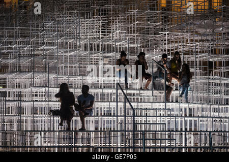 Il Cloud Pavilion installazione d arte progettato dall architetto Sou Fujimoto, sul bordo della Piazza Skanderbeg, Tirana, Albania, Foto Stock