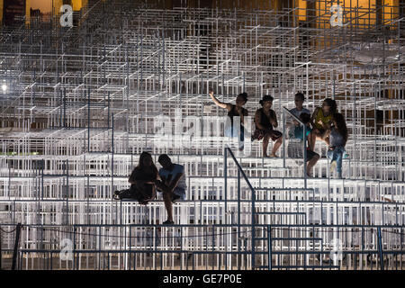 Il Cloud Pavilion installazione d arte progettato dall architetto Sou Fujimoto, sul bordo della Piazza Skanderbeg, Tirana, Albania, Foto Stock