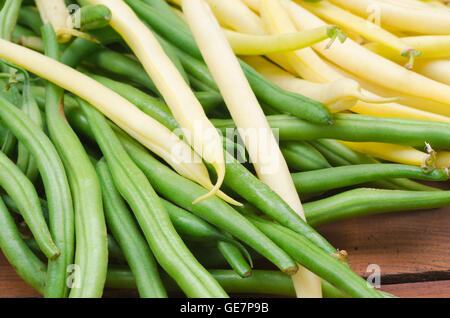 Il giallo e il verde fagiolo sul tavolo di legno Foto Stock