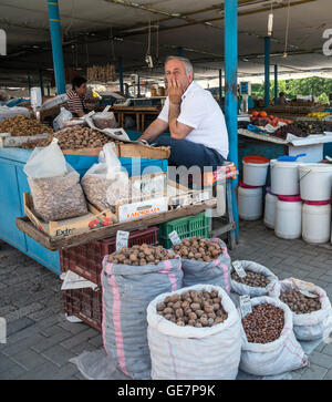 Bancarella vendendo i dadi nell'Pazari i Ri, mercato centrale, a Tirana, Albania, Foto Stock