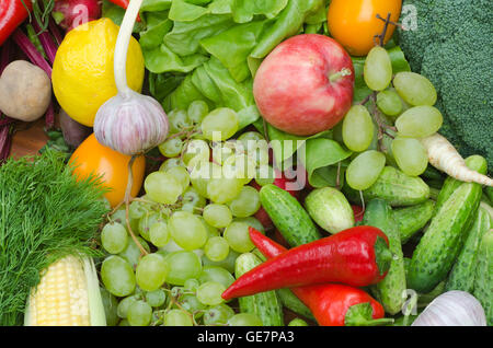 Gruppo di frutta e verdura fresche sulla tavola Foto Stock