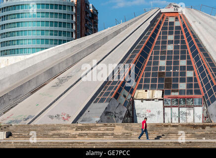 La Piramide, originariamente costruito come un mausoleo e museo al dittatore coummunist Enver Hoxha, ora abbandonata, Tirana, Albania, Foto Stock