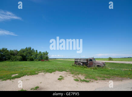 1949 International Harvester KB3 Carrello in campo in Saskatchewan in Canada Foto Stock