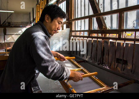 Tecniche di produzione della carta a Gokayama, Giappone Foto Stock