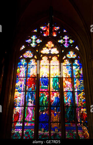 Finestra di vetro colorato nella Cattedrale di st. Vito di Praga, che raffigura una scena religiosa Foto Stock