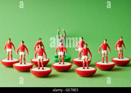 Subbuteo® in plastica squadra di calcio con maglietta rossa Foto Stock