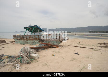 Barche da pesca a bassa marea, Koh Samui, Thailandia Foto Stock