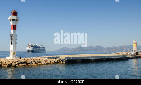 Grande nave da crociera off Cannes nel sud della Francia Foto Stock