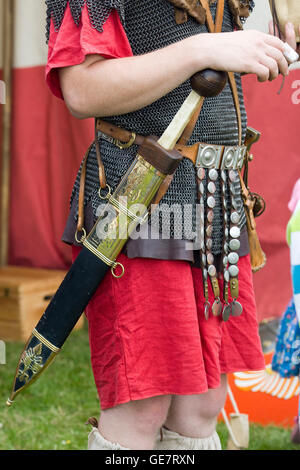Soldati romani con un dettagliato autentica spada Foto Stock